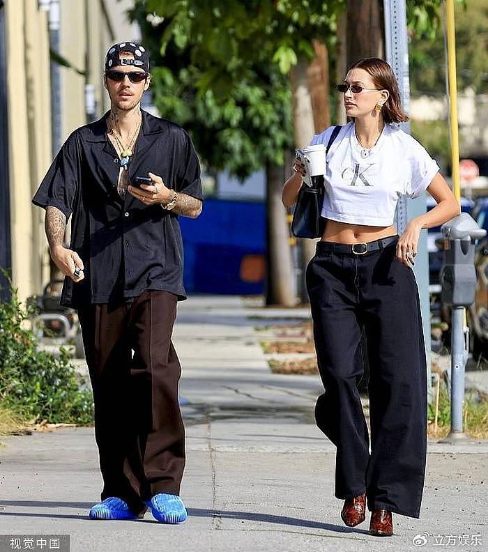比伯和妻子海莉现身洛杉矶街头 黑白造型休闲时尚 - 1