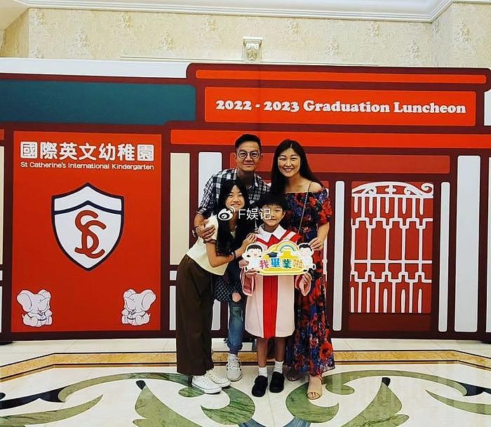 胡诺言陈琪开心参加儿子幼儿园毕业 一家人在毕业典礼拍温馨合影 - 5