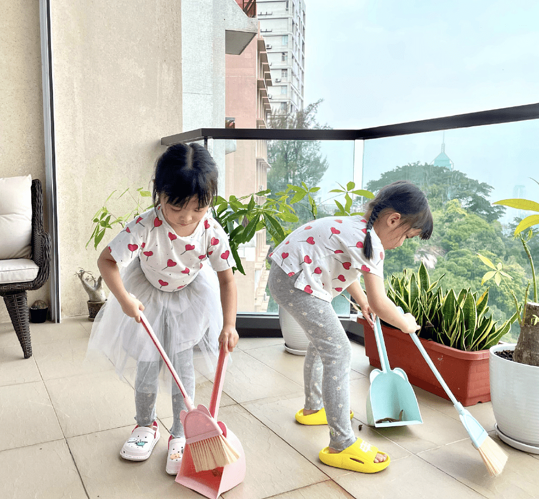 熊黛林晒双胞胎女儿做家务，姐妹俩打扫阳台，被妈妈温柔大赞好乖 - 2