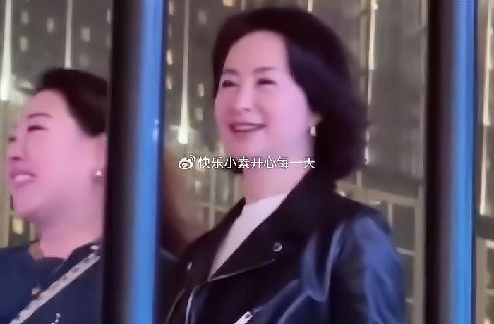 何超琼的两个外孙女长大了，五官大气可爱，很像何超琼小时候 - 15