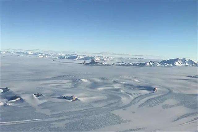 南极发现巨大冰船，烟囱和窗户清晰可见，是外星人留下的吗？ - 1