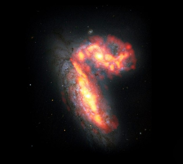 NGC 4567和NGC 4568是室女座星系团数千个星系中的两个，距离地球约6500万光年。天文学家通过VERTICO项目观测到，这两个星系受到了极端物理过程的影响，而这些物理过程可能导致星系的死亡。在ALMA的合成射电数据中，这些星系的气体显示为红色/橙色，而在哈勃太空望远镜的光学数据中，恒星显示为白色/蓝色