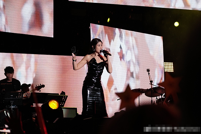 50岁陈慧琳演出下大雨，穿黑皮裙秀好身材，连唱10首歌唱功遭质疑 - 4