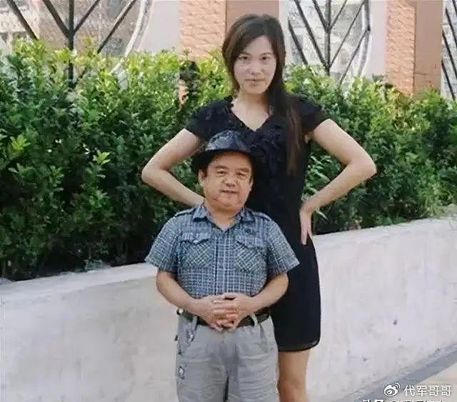 他是中国第一矮星，身高1米28，却娶过4个美女老婆，一个比一个漂亮 - 15