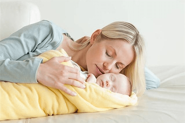 新生儿睡姿有讲究，仰卧、侧卧、俯卧，到底哪个才最适合宝宝？ - 1
