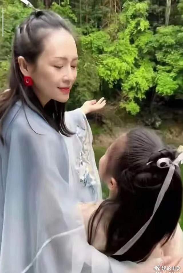 章子怡带女儿走威尼斯电影节红毯，她这是精神上富养女儿 - 10