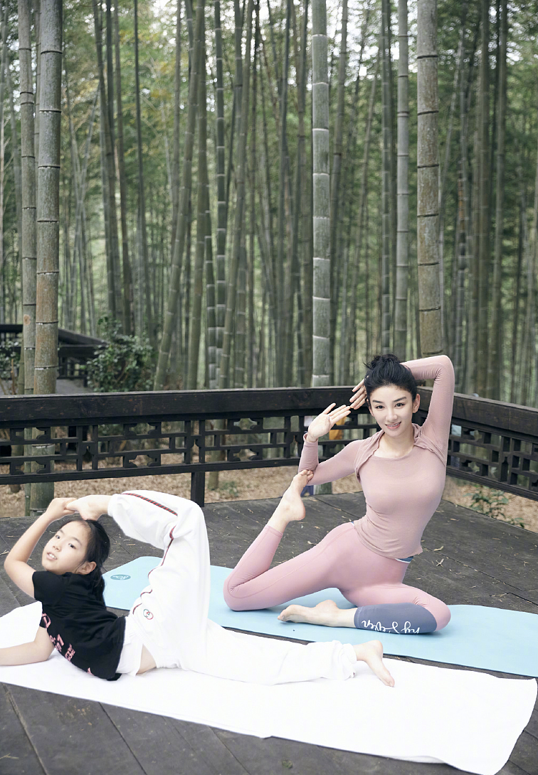 黄奕携女儿在竹林间练习瑜伽，展现超强柔韧度，称运动让人自信 - 7
