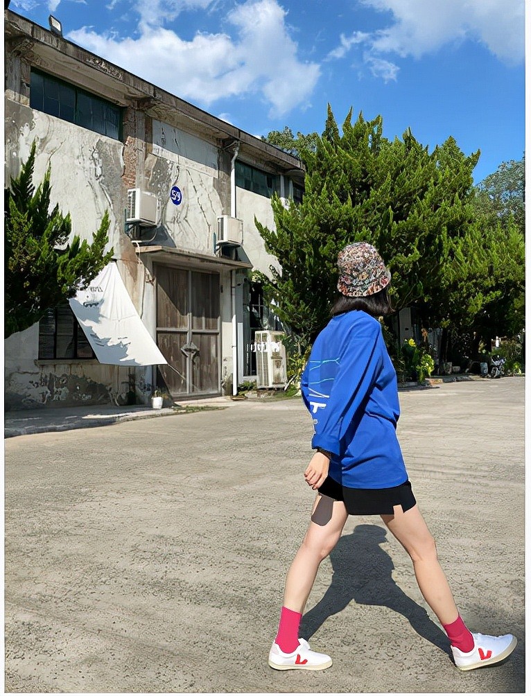 董花花改风格走张大奕路线，下衣失踪似网红，依旧不敢开评论 - 3