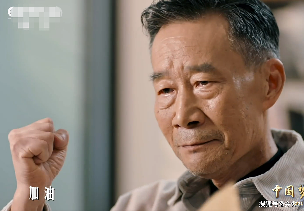 67岁李雪健因鼻咽癌声带受损，说话口齿不清，握紧拳头气势十足 - 4