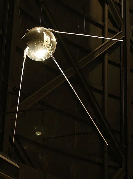 苏联于1957年发射的第一颗人造卫星：1号卫星的等比例模型。图片来源：wikipedia