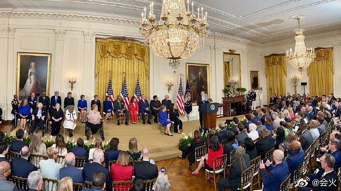 杨紫琼被授予美国总统自由勋章，以表彰她作为第一位的亚裔奥斯卡影后… - 1