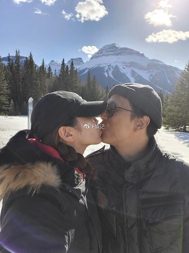 前TVB男艺人邓健泓和太太石咏莉嘴对嘴亲吻庆祝恋爱10周年 - 3