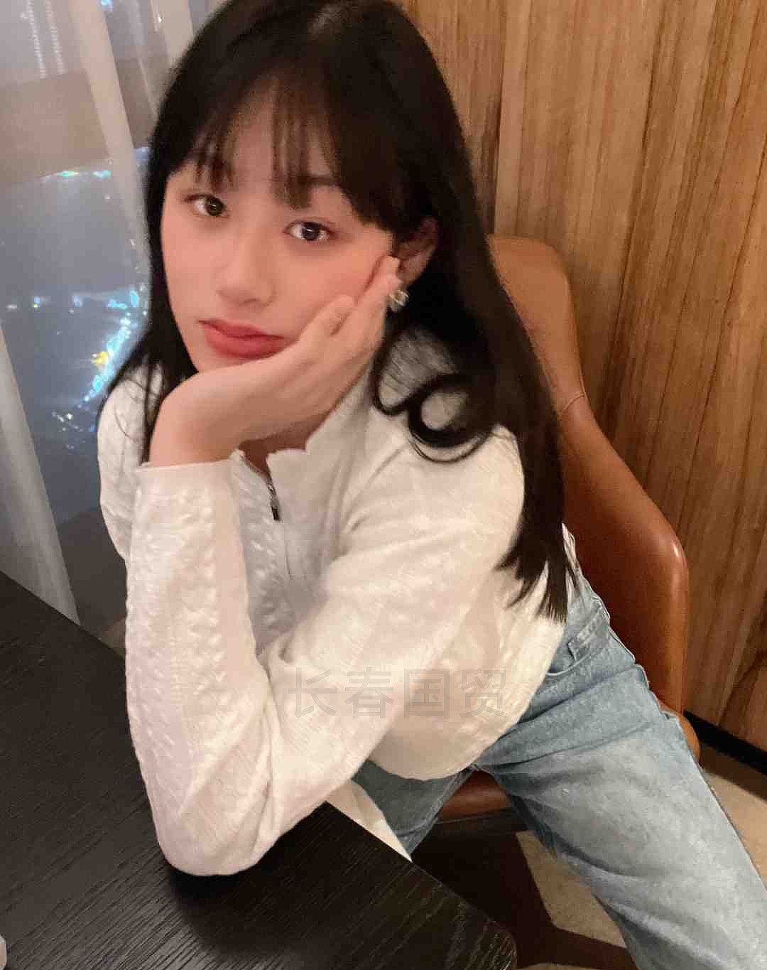 吴启华14岁女儿曝光，五官精致清纯可人，被称为最美“星二代”。 - 2