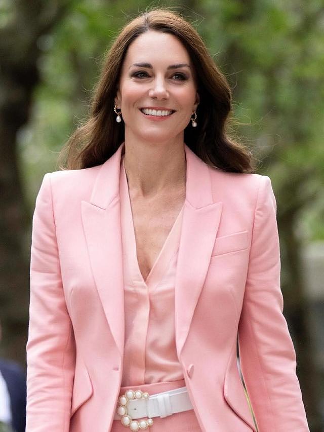 凯特王妃从不装嫩扮少女，42岁穿搭简约气质，40+女性就该这么穿 - 7