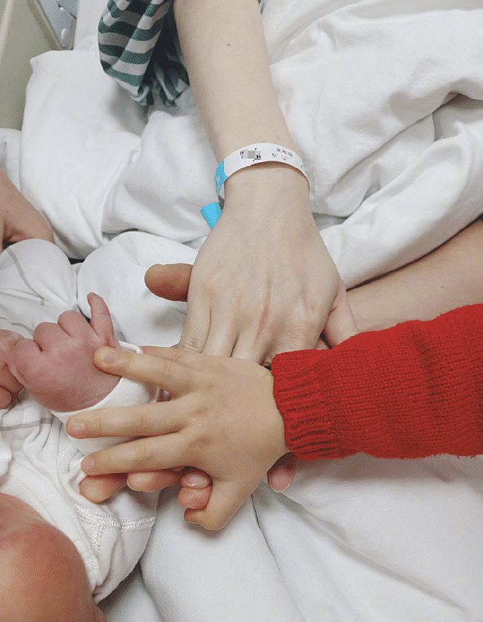 张效诚晒妻子和儿女，吴敏霞手握一个月大的儿子，画风温馨美好 - 12
