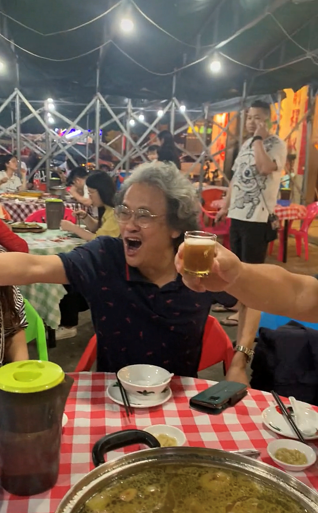 66岁TVB戏骨王俊棠内地庆生，喝啤酒吃大排档，空姐妻子白皙优雅 - 4