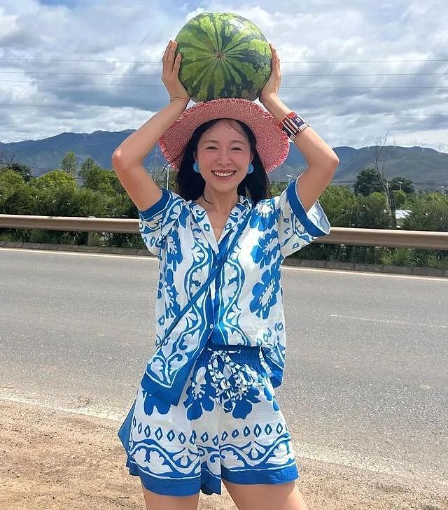 40岁江一燕与女儿隐居，穿花衬衫+短裤在田间吃西瓜，松弛感绝了 - 3