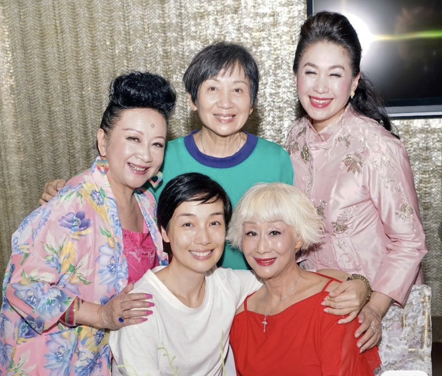 陈曼娜办派对庆祝70大寿，89岁胡枫精心打扮出席，活力十足成活宝 - 5