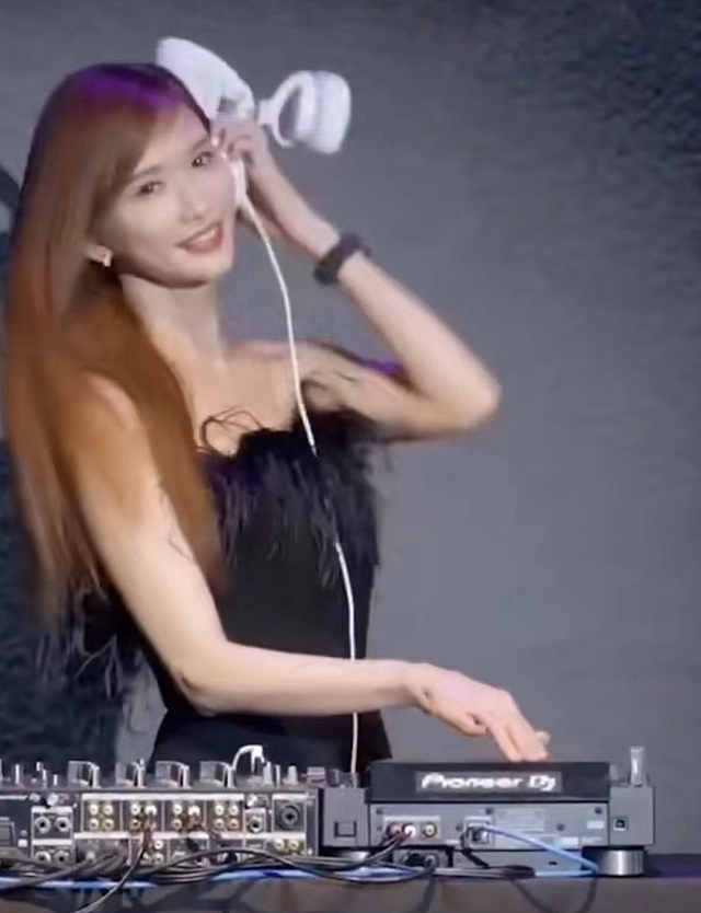 47岁林志玲现身活动做DJ打碟，穿抹胸裙美貌惊人，摇头晃脑气氛嗨 - 1