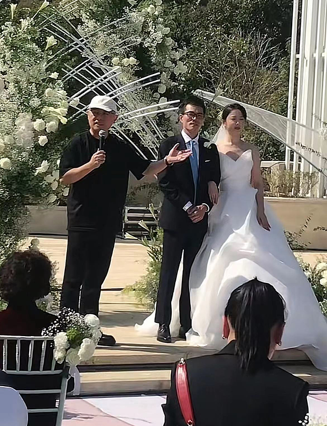 孟非在南京高尔夫场做婚礼主婚人，模样消瘦朴素，曝出场费12万起 - 3