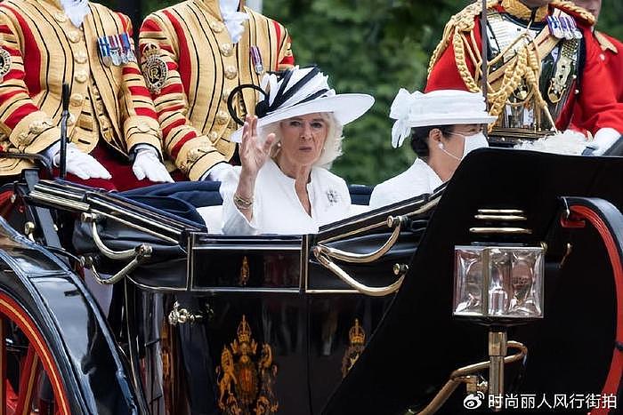 雅子皇后在英国国宴放大招！穿白裙戴钻石皇冠好美，卡米拉也不输 - 16