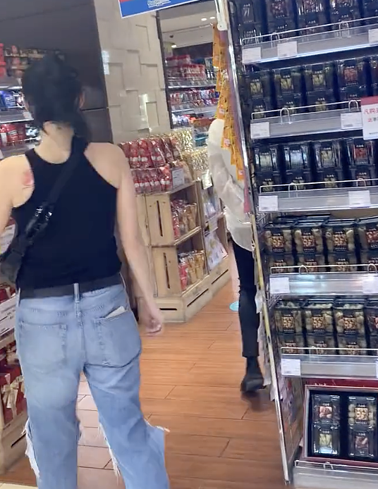 张柏芝逛超市被偶遇，背心配破洞牛仔裤超时髦，发现被拍后友善打招呼 - 5