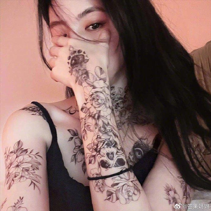 韩素希的造型里经常出现纹身贴，感觉她挺喜欢纹身的，腰上的纹身应该是真的 - 2