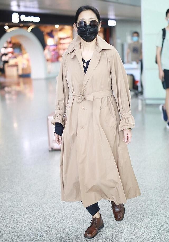 倪萍65岁瘦身变漂亮，走机场还穿风衣，穿出了中老年人的时尚感！ - 6