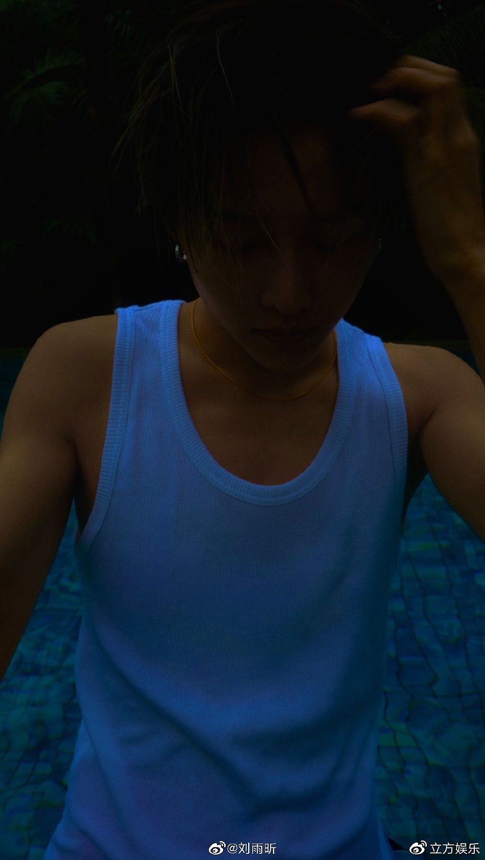 刘雨昕泳池湿身大片 白色紧身背心手臂肌肉线条明显 - 7