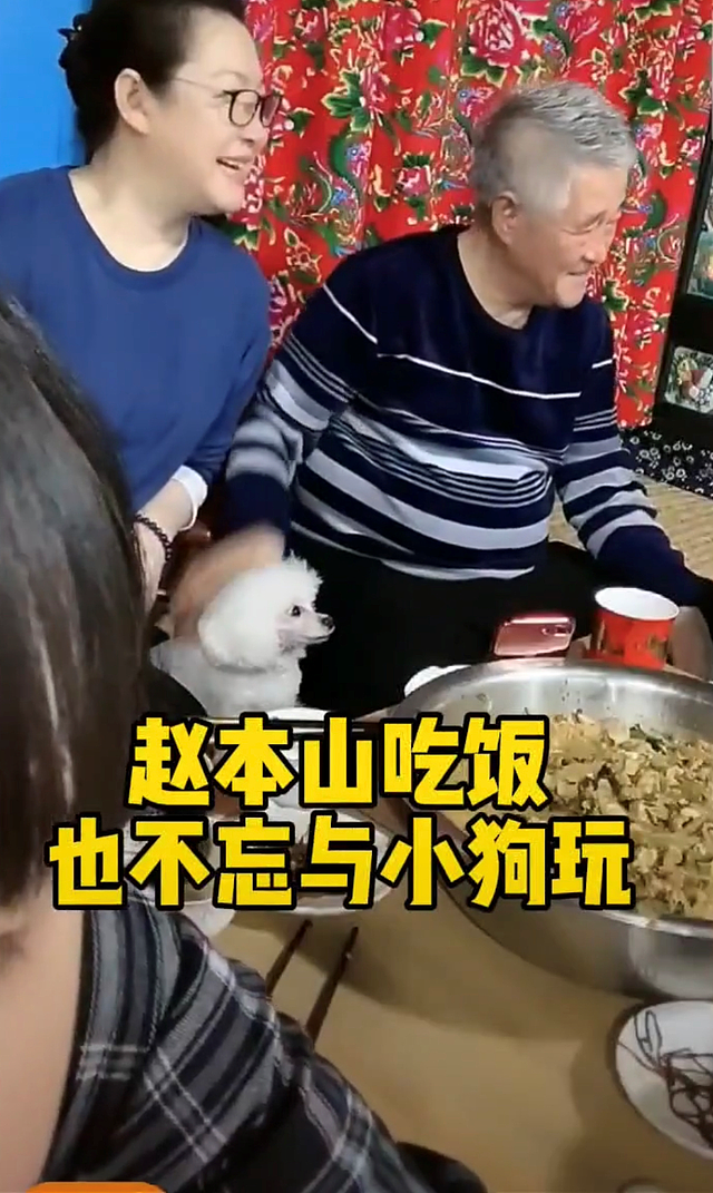 赵本山满头白发与徒弟聚会，坐炕上吃大盆菜，妻子戴玉镯白皙丰腴 - 2