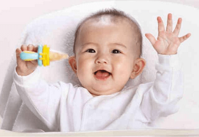 宝宝婴儿时期有这3种表现，暗示大脑发育好，多半是个“聪明娃” - 3