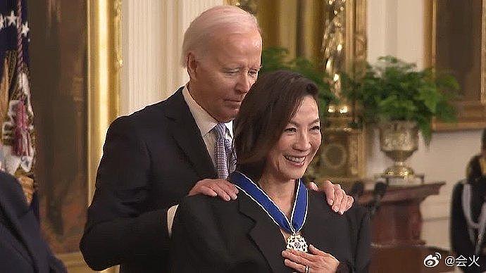 杨紫琼被授予美国总统自由勋章，以表彰她作为第一位的亚裔奥斯卡影后… - 4