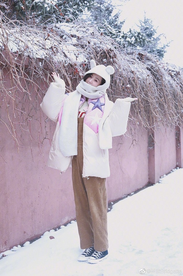 乔欣分享冬日写真美照，化身庭院赏雪元气少女，笑容甜美超治愈 - 3