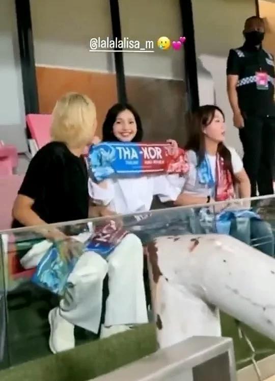Lisa在赛场欢呼，同时为双方球队加油，韩国网友称赞，让人很感动 - 4