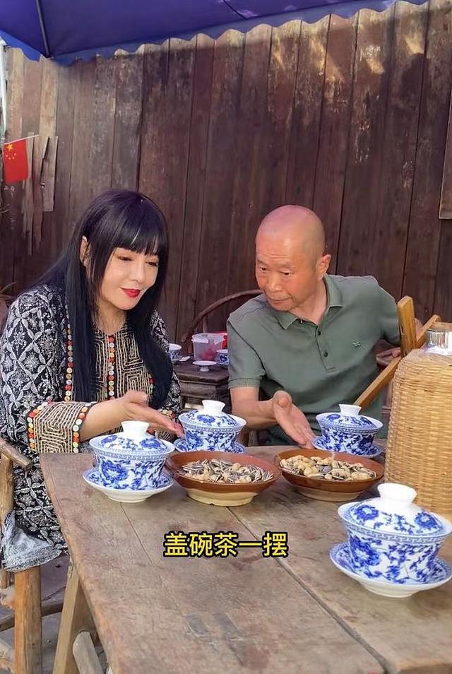 台湾歌手千百惠定居成都生活，坐路边平价小店喝茶，无人识笑开怀 - 3