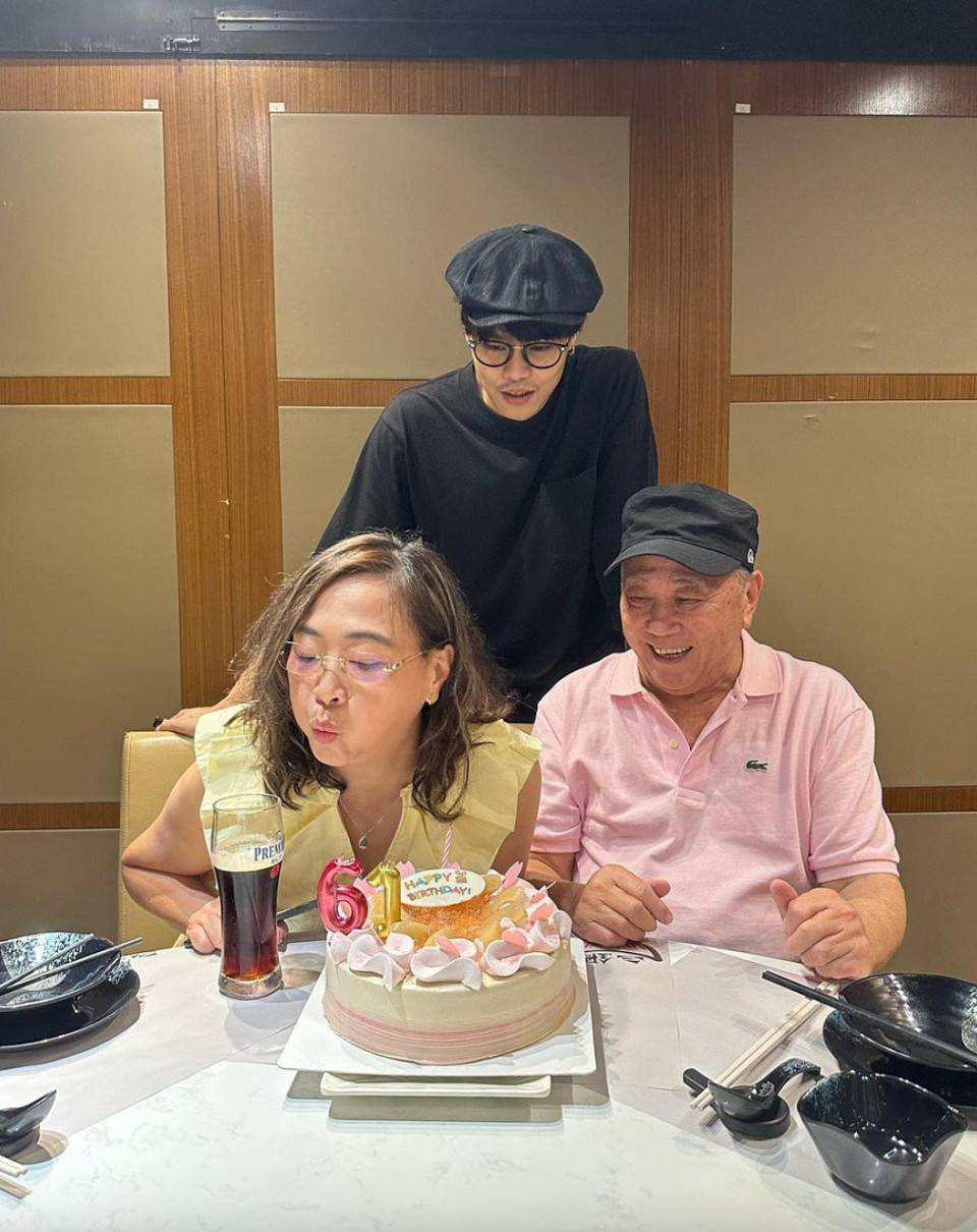 前TVB视帝夏雨为太太庆祝61岁生日 夫妻俩合影似两代人 - 3