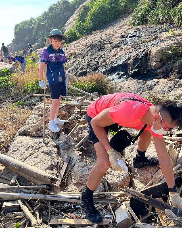 前TVB男艺人黄浩然携妻儿去沙滩捡垃圾 一家四口为保护环境做公益 - 5