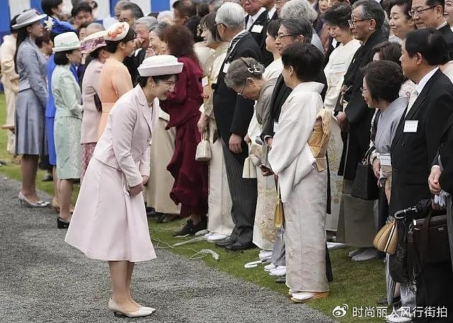 日本皇室出席游园会！雅子皇后蓝套装好美，爱子粉裙不输佳子公主 - 3
