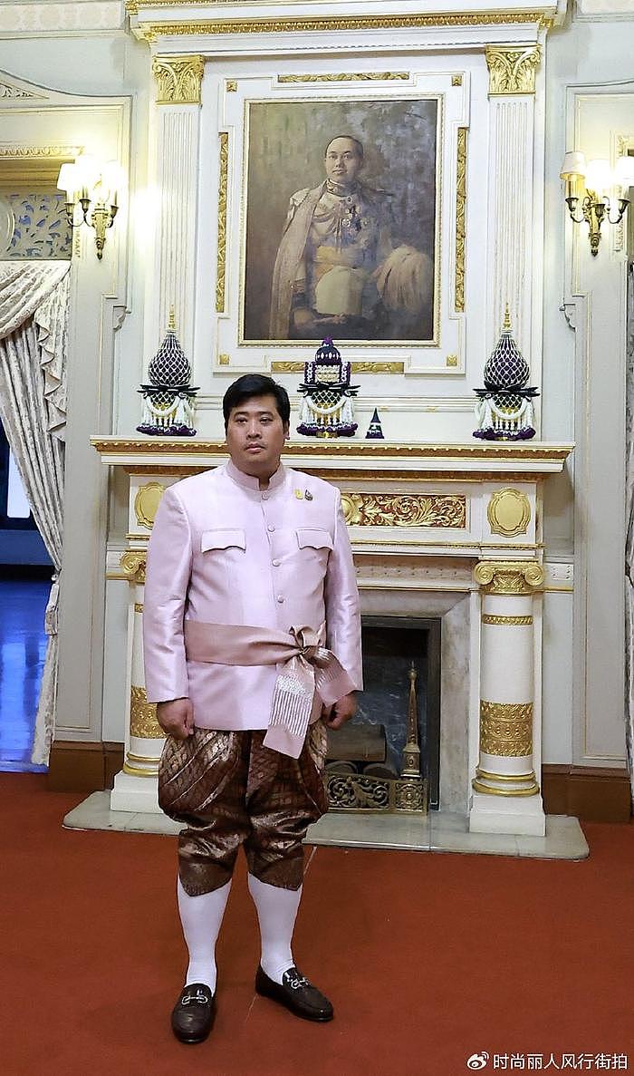 泰国流亡二王子野心很大了！穿金色泰服在清迈营业，尽显王者气场 - 4