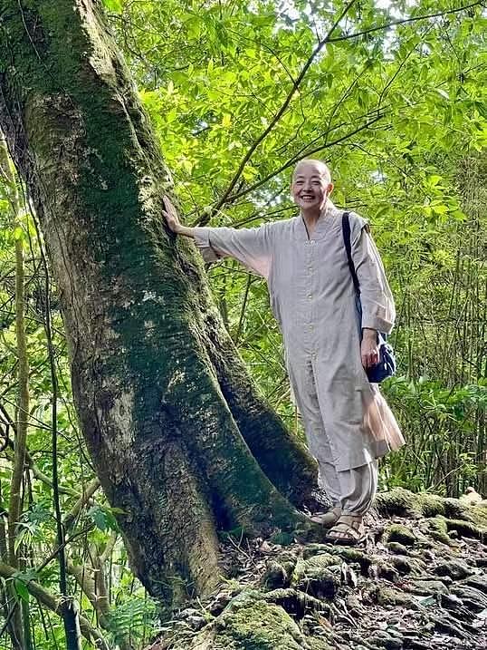 61岁女星刘蓝溪在美国去世，生前露面笑容温暖，婚后息影剃度出家 - 9