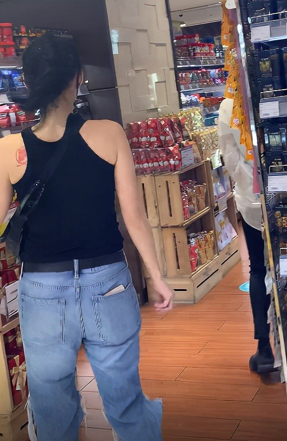 网友偶遇张柏芝逛高档超市，背心暴露后颈纹身，身边无一人跟随 - 4