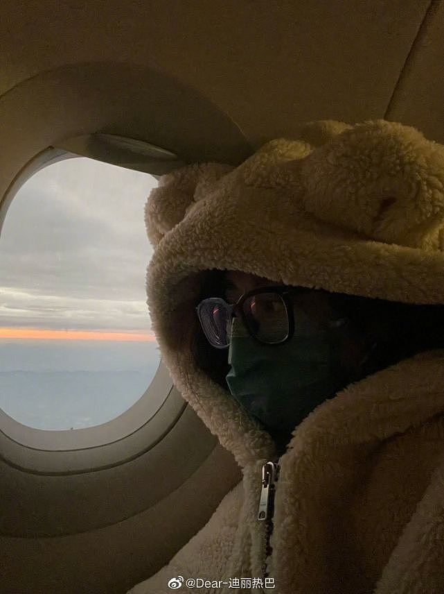 迪丽热巴分享飞机上小熊衣服自拍，对着镜头比耶超可爱 - 2