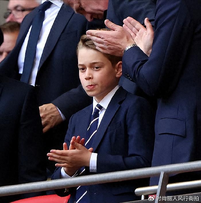 10岁乔治小王子跟着威廉去看比赛啦！和老爸穿亲子装，又变帅了 - 1
