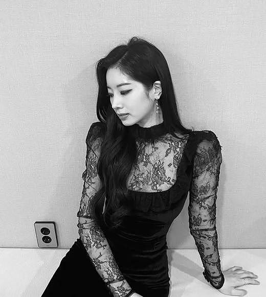 TWICE成员金多贤SNS发布近照 穿黑色蕾丝裙优雅又妩媚 - 1