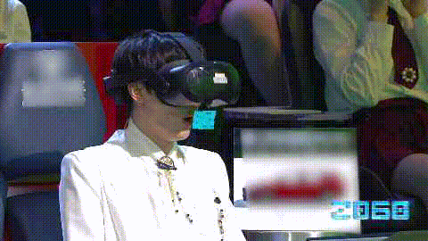 周深戴VR眼镜太可爱了，小心翼翼的探索，手指头“指指点点”…… - 2