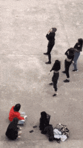 搞笑GIF趣图：女生在彩排舞蹈，男生们却在围观，这舞跳得真好 - 1