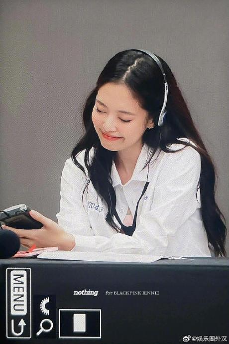 有粉丝在blackpink签售会上送了Jennie《想见你》的校服 - 7