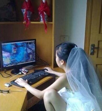 搞笑GIF趣图：都要拜堂了，新娘还在打游戏 - 1