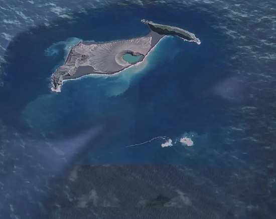 火山爆发形成新岛连接了两个比较古老的岛屿，形成了一个巨大的新岛，其中的火山口还清晰可见 图/谷歌地球截图
