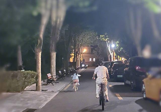 孙怡晒与女儿外出照片，母女俩骑自行车超随性 - 1